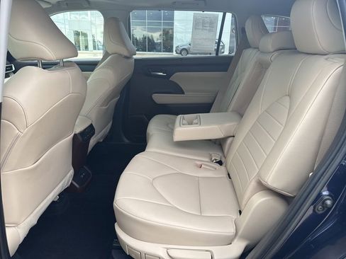 Certified 2020 Toyota Highlander XLE AWD/4WD image 5