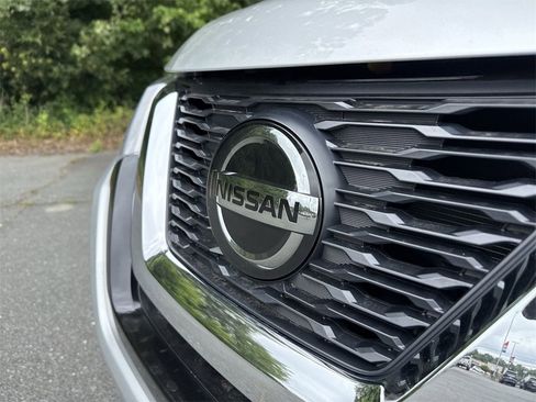 Used 2018 Nissan Rogue SV image 30