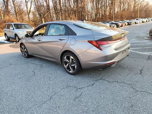 Used 2023 Hyundai Elantra SEL w/ Convenience Package image 3