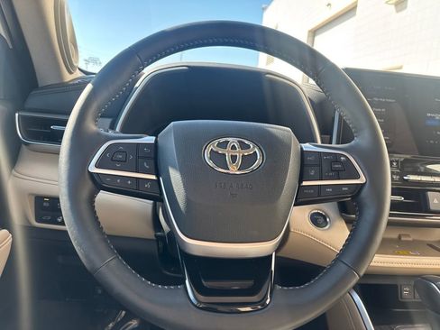 Used 2025 Toyota Highlander Limited image 19