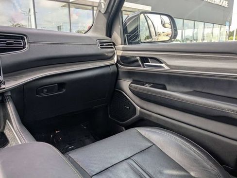 Used 2024 Jeep Wagoneer Series II w/ Flexible Seating Group RWD image 15