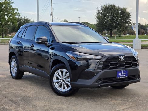 Used 2026 Toyota Corolla Cross LE FWD image 2
