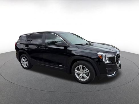 Used 2024 GMC Terrain SLE FWD image 2