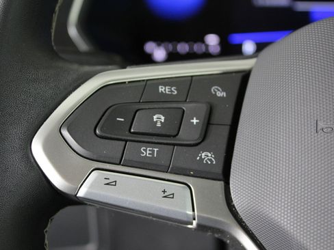 Used 2023 Volkswagen Tiguan SE w/ Panoramic Sunroof Package image 16