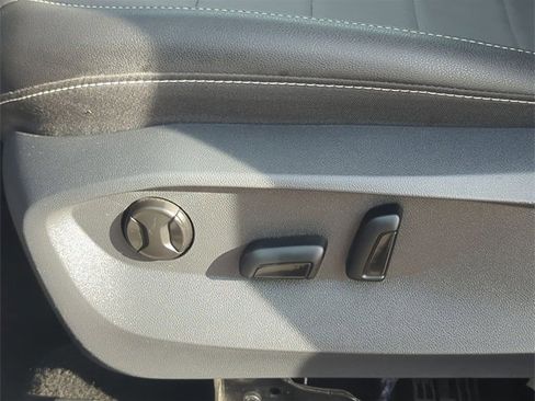 Used 2024 Volkswagen Taos SE image 19