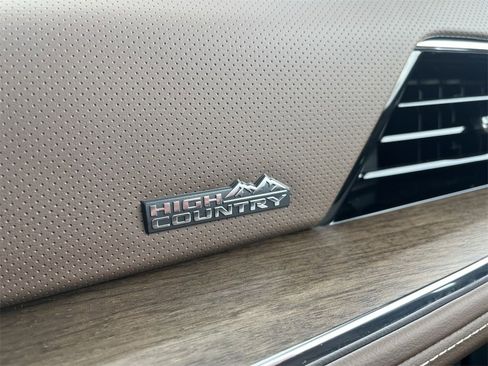 New 2025 Chevrolet Suburban High Country image 27