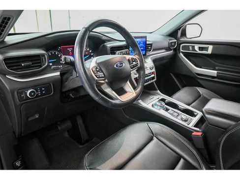 Used 2020 Ford Explorer XLT w/ Equipment Group 202A AWD/4WD image 38