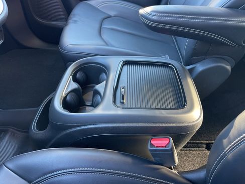 Used 2023 Chrysler Pacifica Touring-L w/ S Appearance Package image 18