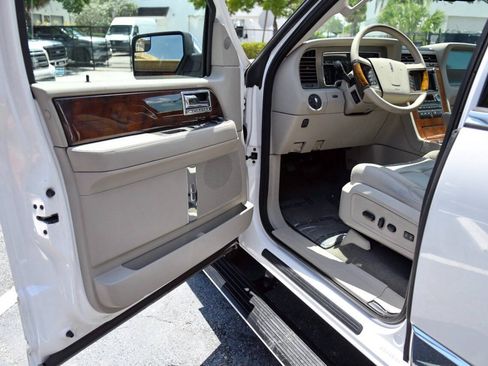 Used 2014 Lincoln Navigator L 2WD image 16