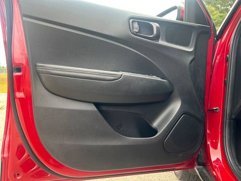 Used 2022 Hyundai Venue Limited FWD image 12