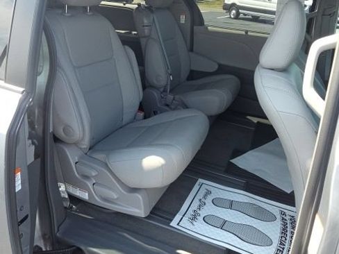 Used 2017 Toyota Sienna XLE w/ XLE Navigation Package FWD image 21