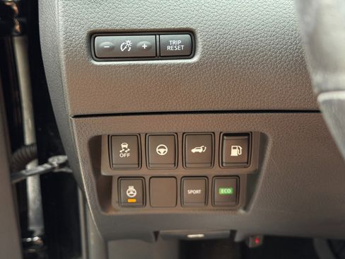 Used 2019 Nissan Rogue SV w/ Premium Package FWD image 18