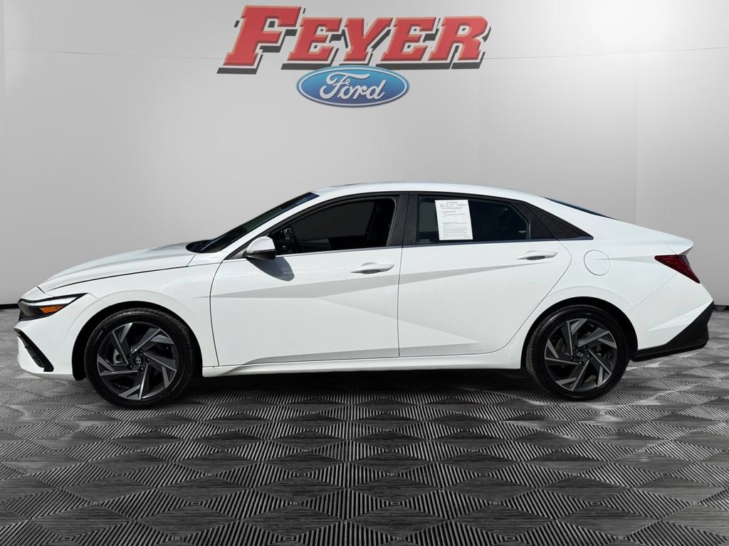Used 2025 Hyundai Elantra Limited FWD image 2