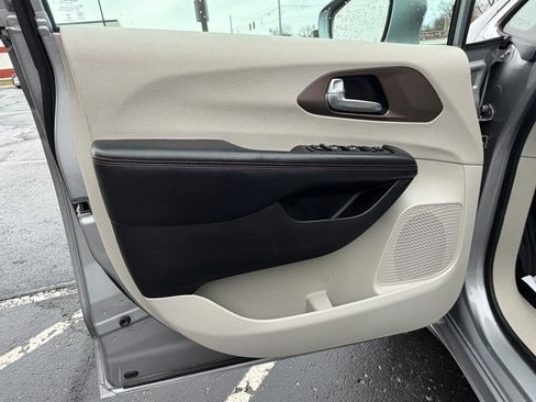 Used 2017 Chrysler Pacifica Touring-L Plus image 9