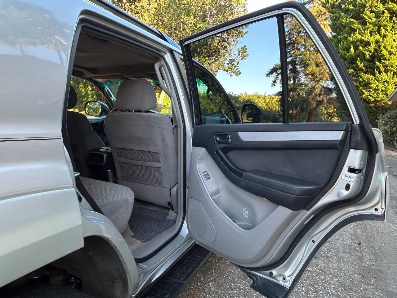 Used 2005 Toyota 4Runner SR5 AWD/4WD image 34