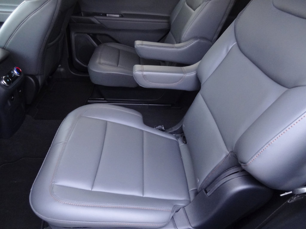 Used 2026 Ford Explorer Active w/ Active Comfort Package AWD/4WD image 8
