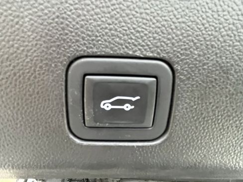 Used 2021 GMC Yukon Denali w/ Denali Premium Package image 33