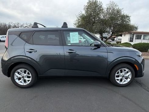 Used 2025 Kia Soul LX w/ LX Technology Package image 3