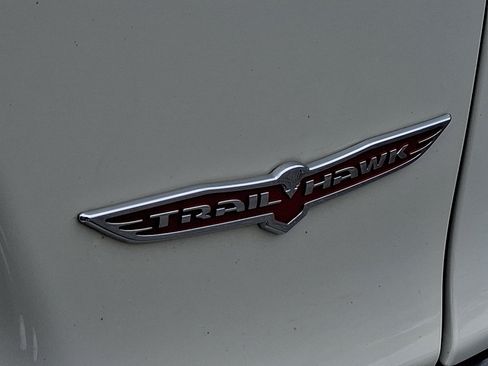 Used 2019 Jeep Cherokee Trailhawk AWD/4WD image 31