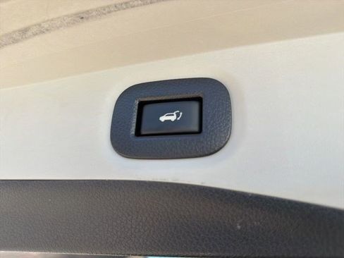 Used 2018 Nissan Rogue SV image 16