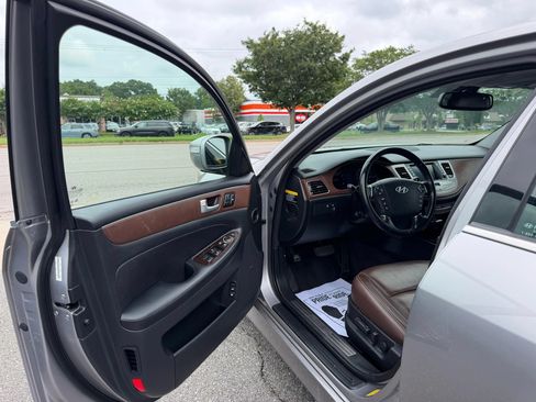 Used 2013 Hyundai Genesis 3.8 w/ Premium Pkg RWD image 9