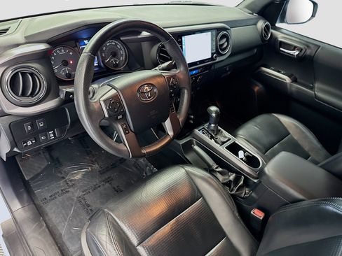 Used 2020 Toyota Tacoma TRD Off-Road w/ TRD Premium Off Road Package AWD/4WD image 7