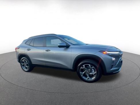 Used 2025 Chevrolet Trax LT w/ LT Convenience Package image 2