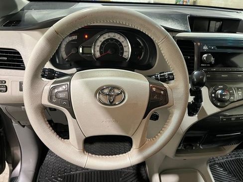 Used 2013 Toyota Sienna SE image 21