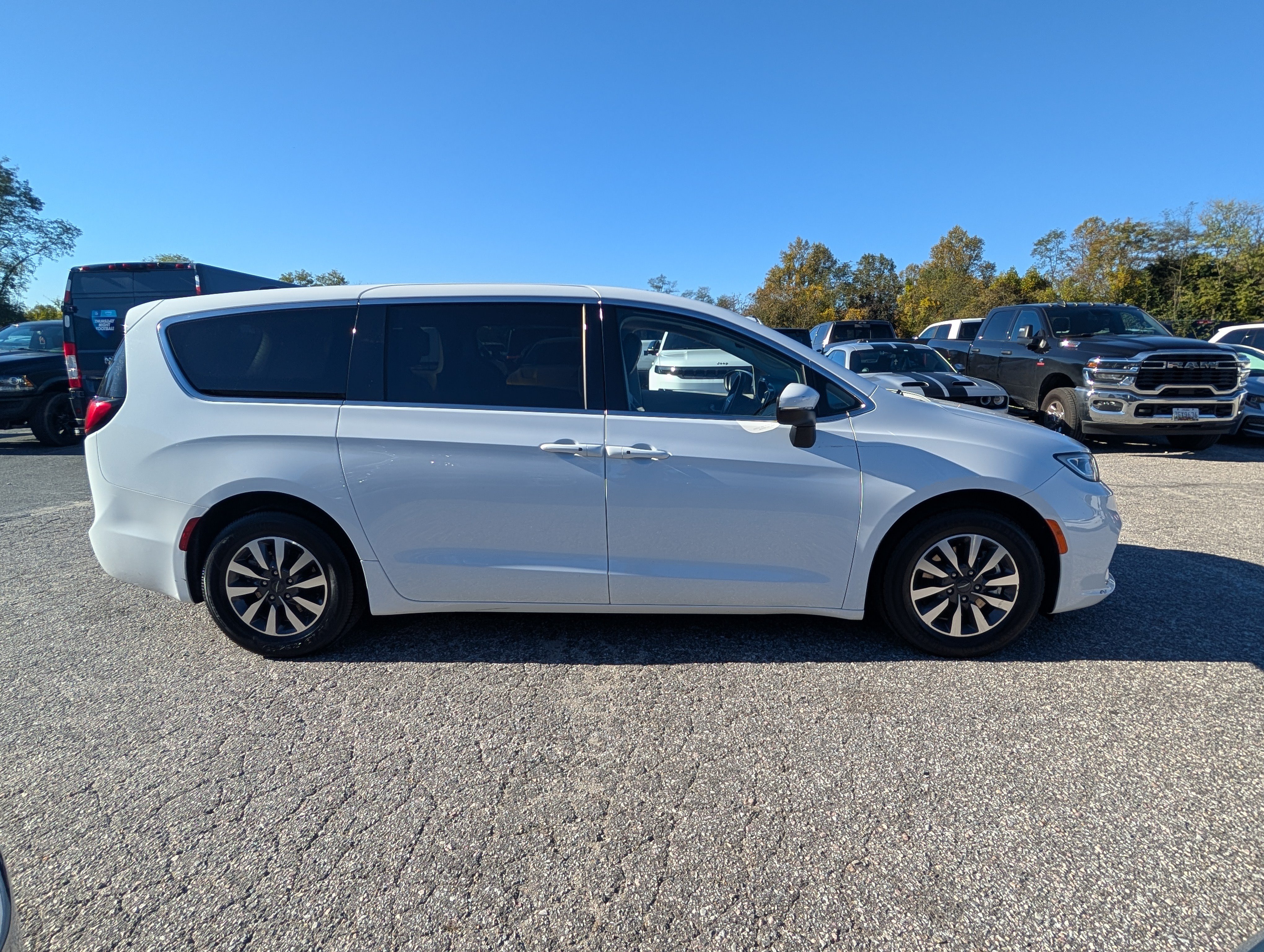 Used 2023 Chrysler Pacifica Touring-L FWD image 6