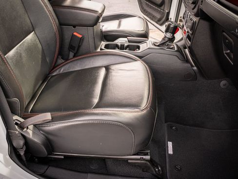 Used 2020 Jeep Gladiator Rubicon w/ Uconnect 4C Nav & Sound Group image 31