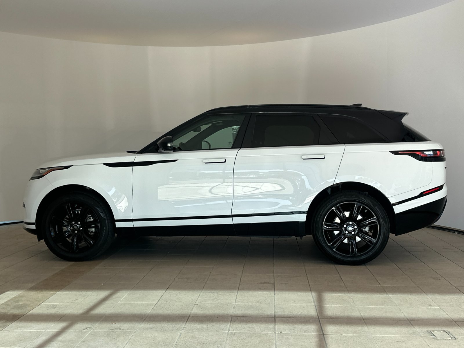 Used 2019 Land Rover Range Rover Velar S AWD/4WD image 3