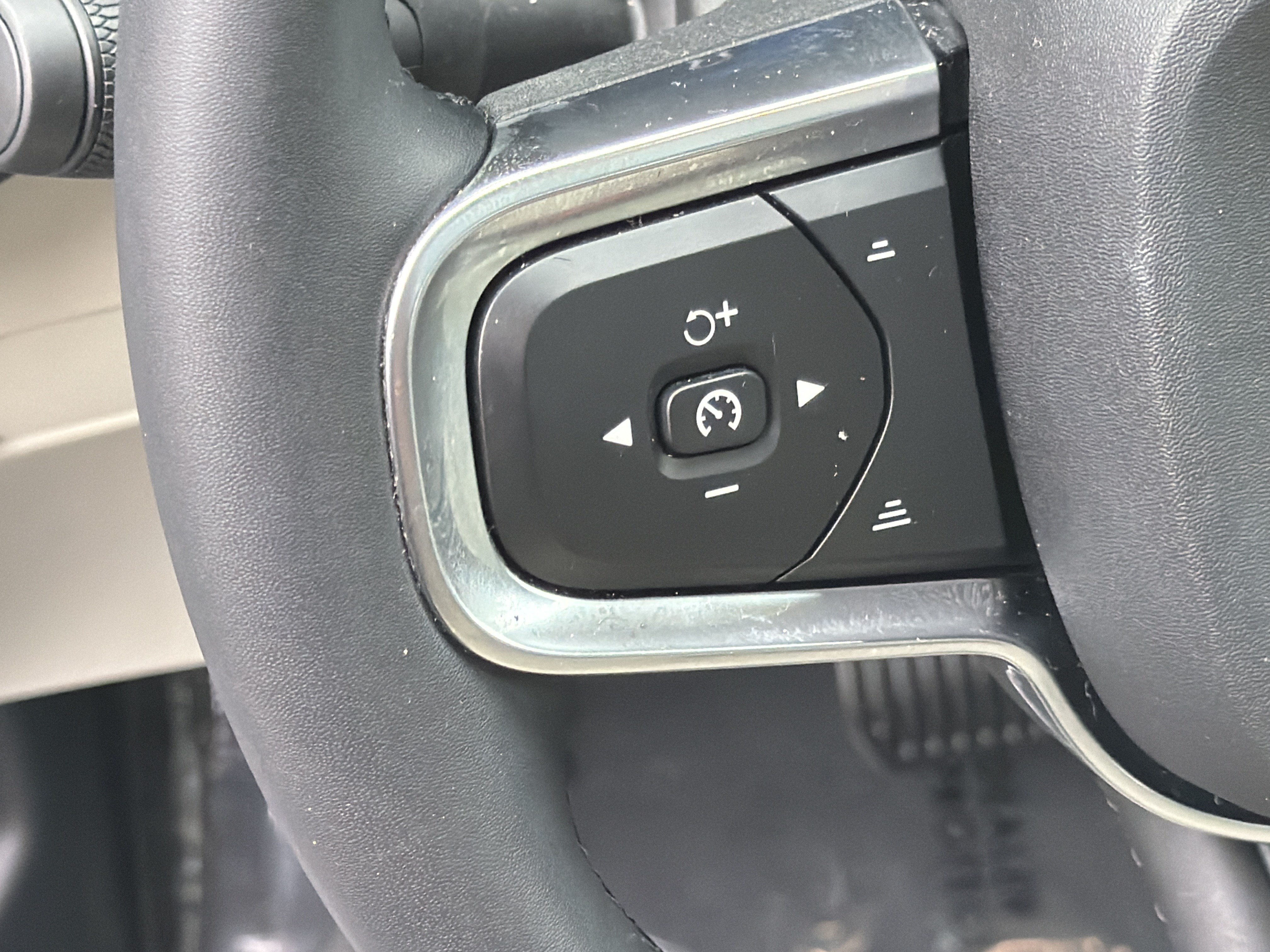 Certified 2024 Volvo XC40 B5 Plus AWD/4WD image 19