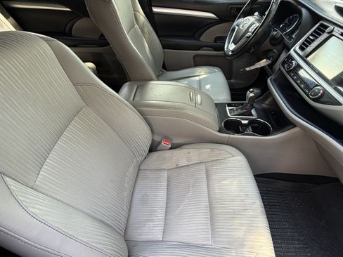 Used 2017 Toyota Highlander Plus FWD image 30