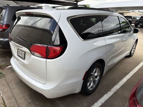 Used 2017 Chrysler Pacifica Touring-L w/ Tire & Wheel Group image 3