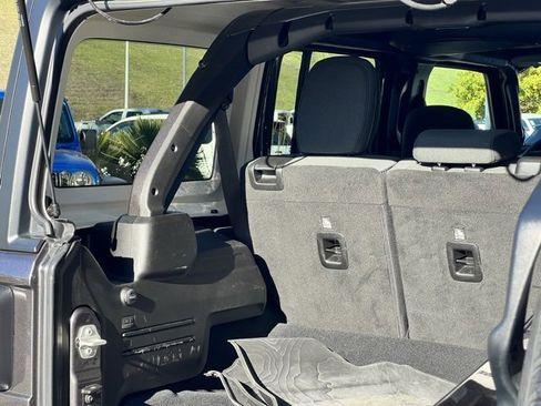 Used 2024 Jeep Wrangler Unlimited image 17
