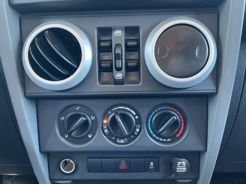 Used 2010 Jeep Wrangler Unlimited Sahara w/ Dual Top Group AWD/4WD image 18