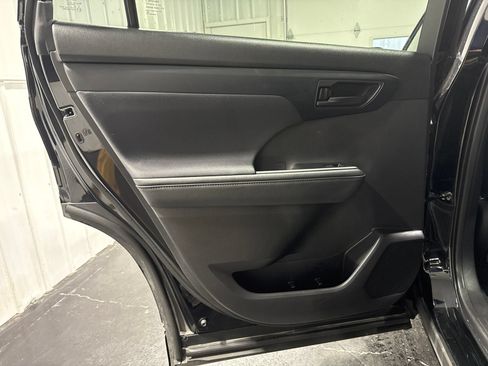 Used 2023 Toyota Highlander L FWD image 17