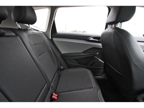 Used 2024 Volkswagen Taos SE w/ Panoramic Sunroof Package AWD/4WD image 13