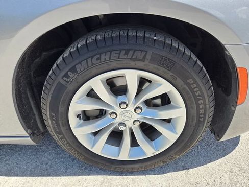 Used 2015 Chrysler 300 Limited RWD image 18