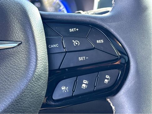 Used 2022 Chrysler Pacifica Touring-L w/ S Appearance Package AWD/4WD image 17