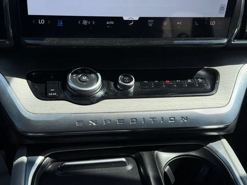 Used 2025 Ford Expedition Platinum w/ Driver's Package AWD/4WD image 25
