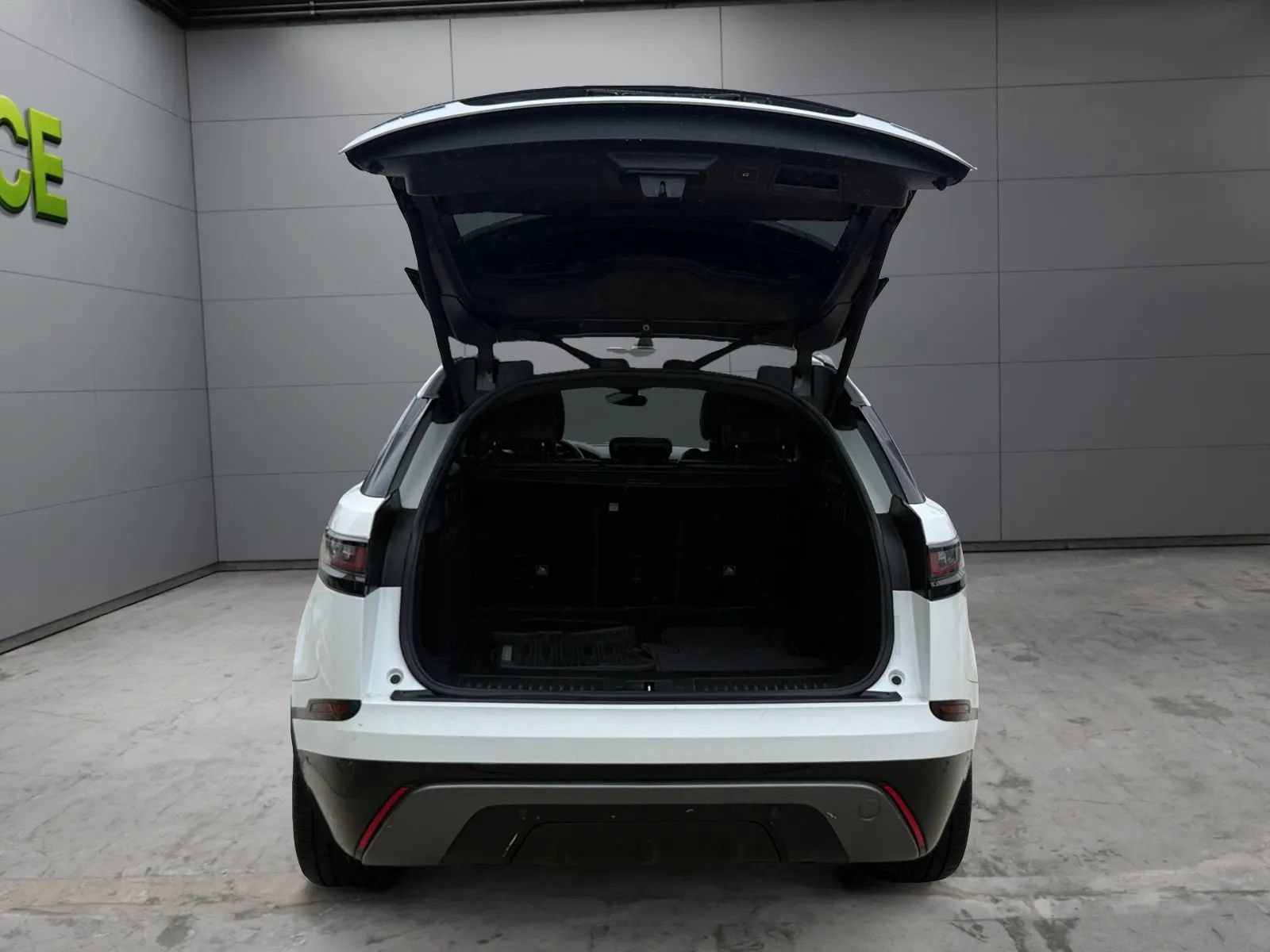 Used 2018 Land Rover Range Rover Velar R-Dynamic SE AWD/4WD image 9