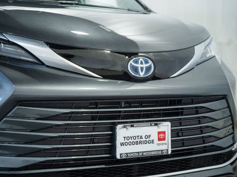 Used 2025 Toyota Sienna Limited AWD/4WD image 12