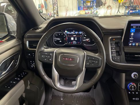 Certified 2021 GMC Yukon XL SLT w/ SLT Premium Package AWD/4WD image 18
