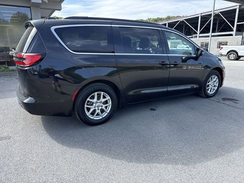 Used 2022 Chrysler Pacifica Touring-L FWD image 4