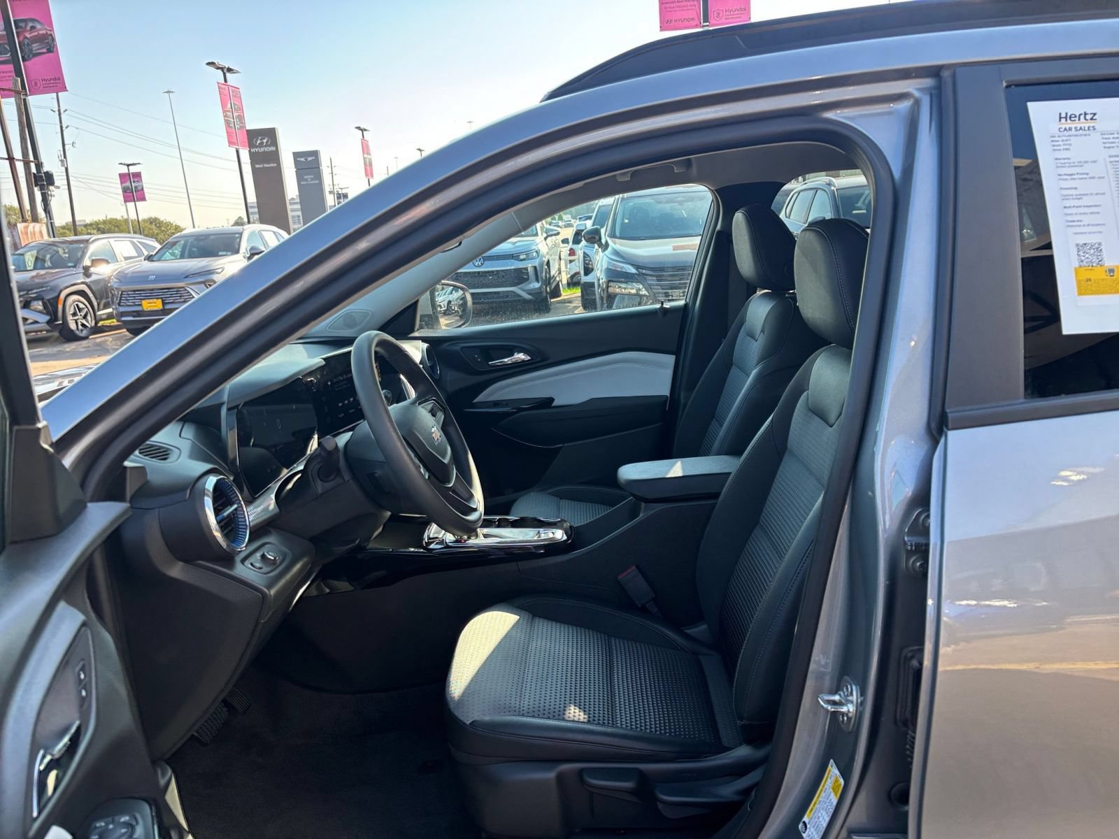 Used 2025 Chevrolet Trax LT FWD image 25