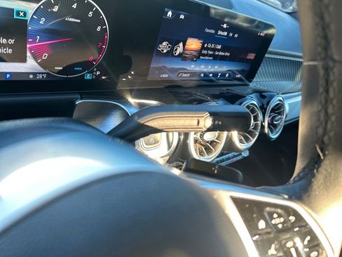 Used 2025 Mercedes-Benz GLB 250 4MATIC image 23