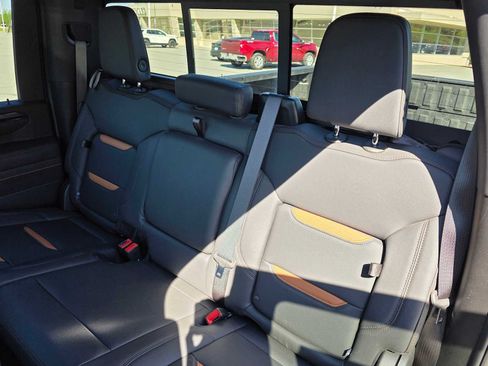 Used 2025 GMC Sierra 2500 AT4 w/ Technology Package AWD/4WD image 17