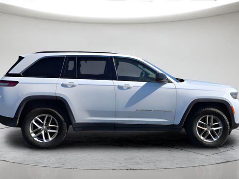 Used 2024 Jeep Grand Cherokee Laredo X w/ Trailer Tow Package AWD/4WD image 2