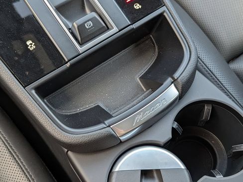 Certified 2025 Porsche Macan AWD/4WD image 29